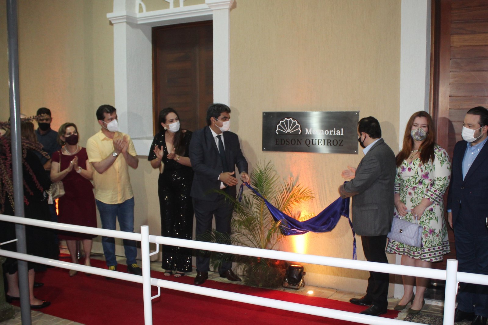 O prefeito Tiago Ribeiro e o presidente do Instituto Myra Eliane, Igor Queiroz Barroso, descerraram a placa do Memorial Edson Queiroz – Foto: Kyko Barros