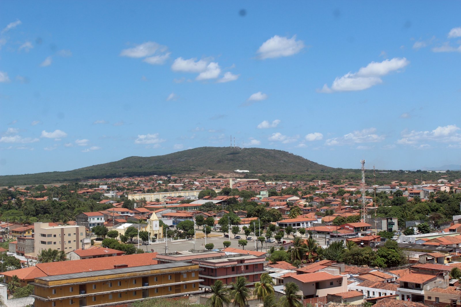 Vista de Cascavel. Ao fundo a serra da Mataquiri.